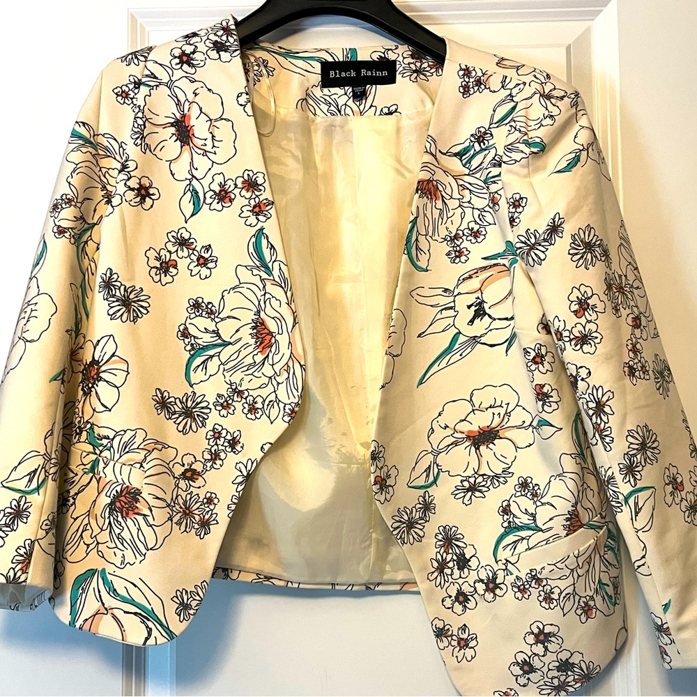 Excellent condition floral jacket super versatile! Size small